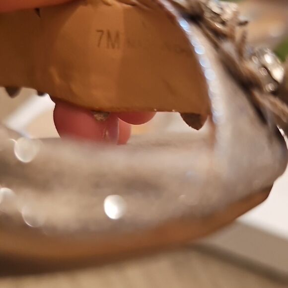 Elegant Gold T Strap Floral Heels Size 7 INC - Picture 15 of 16